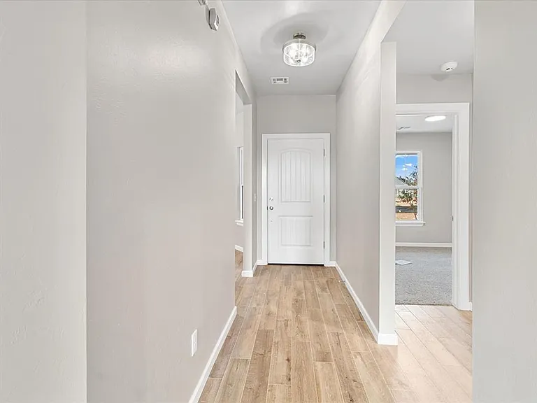 528 Hackberry Ln — Photo 3