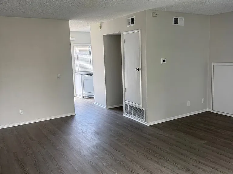 1236 Devonshire Ln — Photo 6