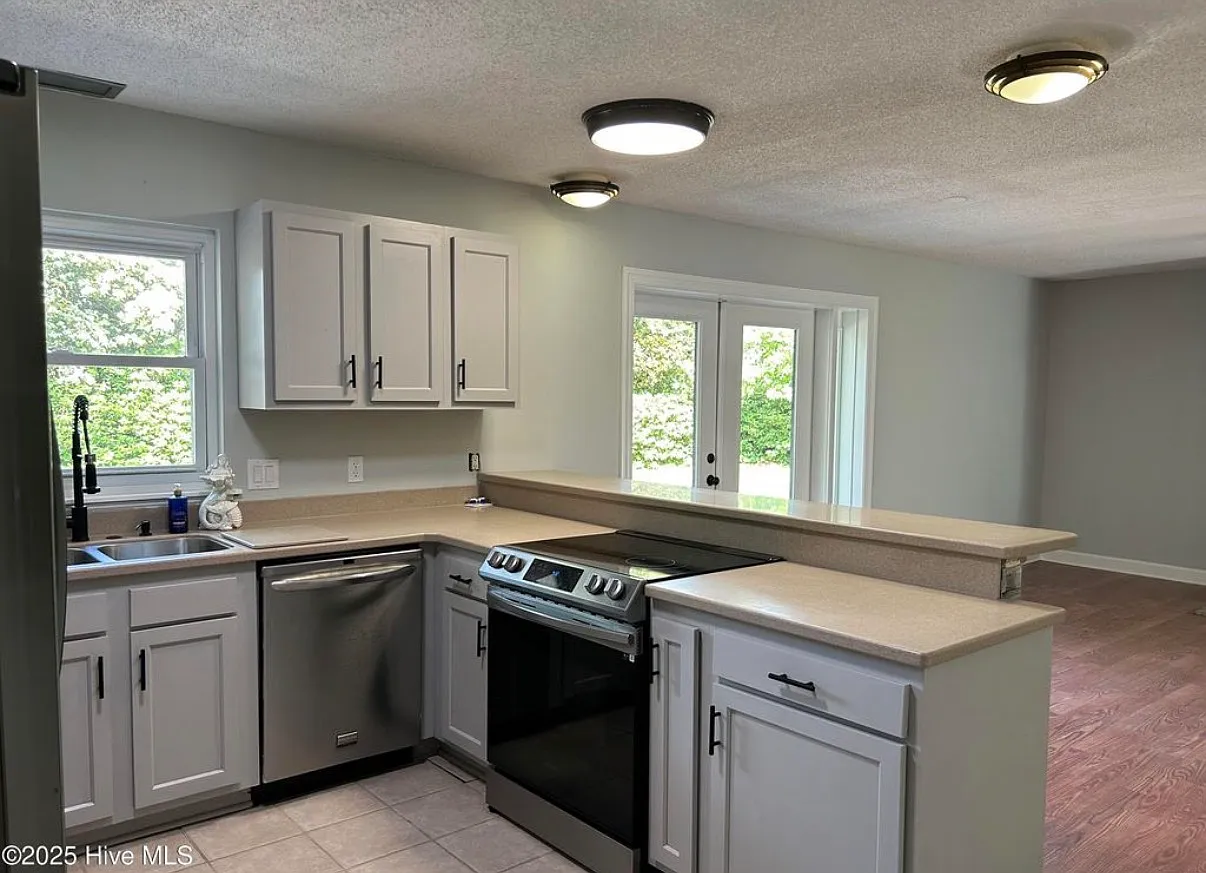 3 bed, 1450 sqft, $2,295 — Photo 3