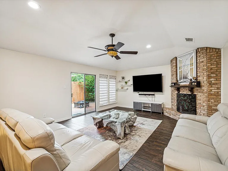 910 Coachlight Dr — Photo 5
