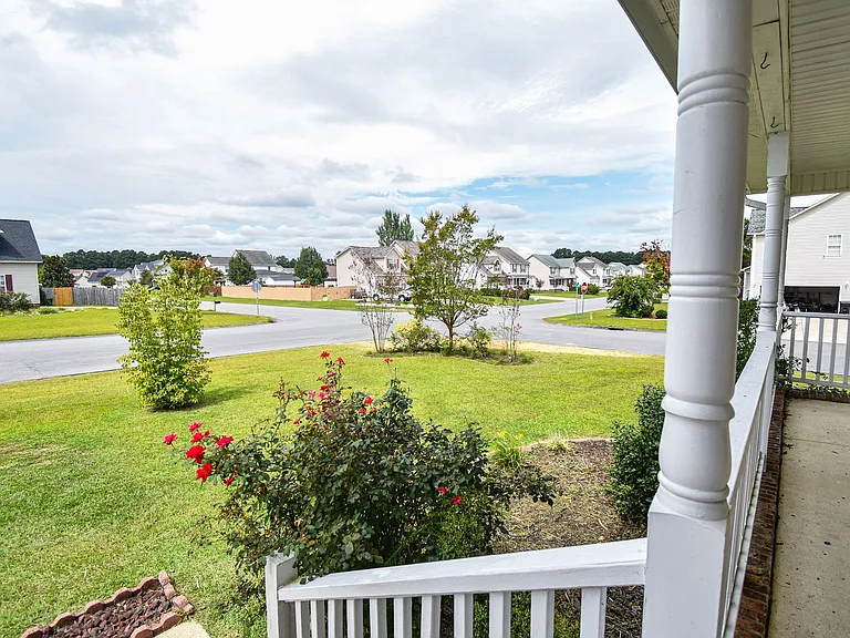 135 Lenoir Dr — Photo 2