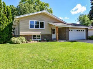 1130 Wisteria Ln, Waukesha, WI 53189
