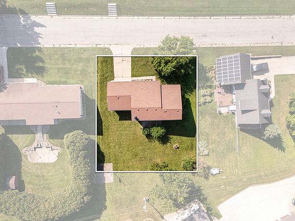 3rd image of 608 Moen St