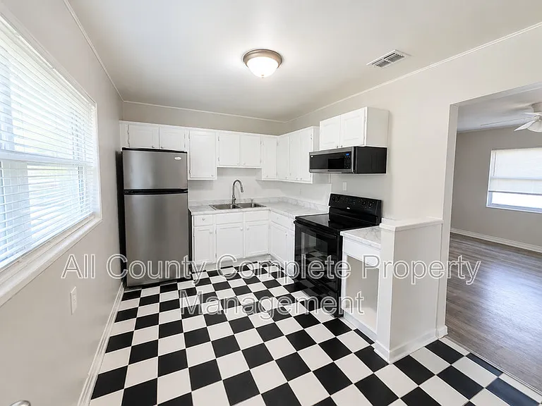 10415 Briarcliff Rd E — Photo 3