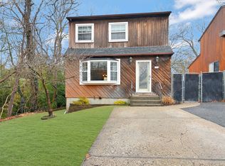 11 Lafayette Ave, Mastic, NY 11950