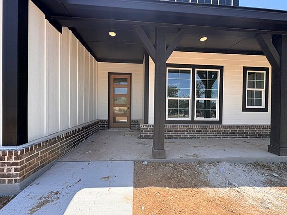 4th image of 165 Oak Grove Way