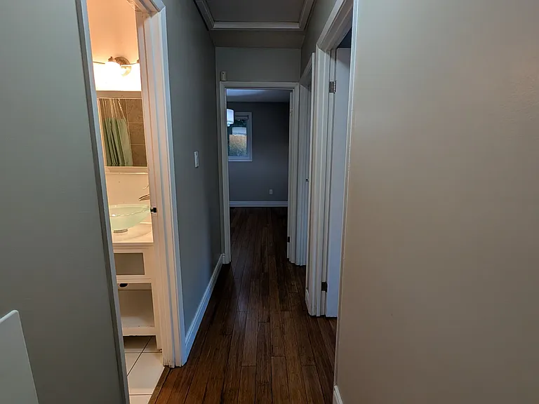 4 Wenlock Cres — Photo 8