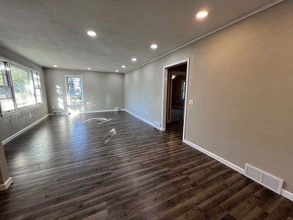 4th image of 10 Mohawk Ln