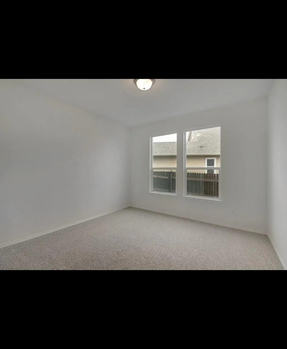 124 Rocroi Dr — Photo 2