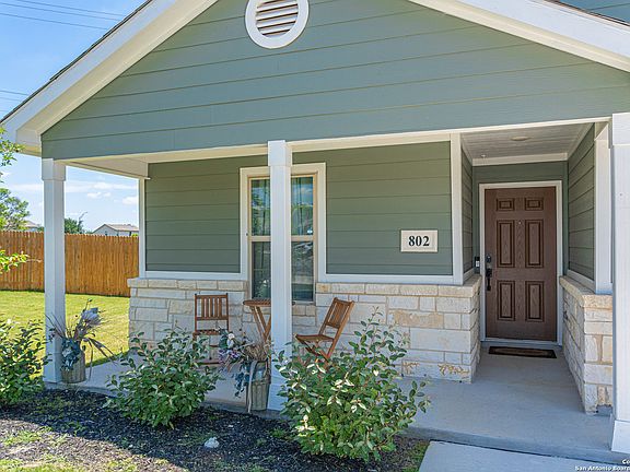 4th image of 802 Hickory Trail