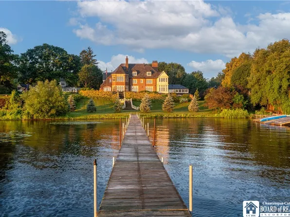 10 Elm Ln, Mayville, NY 14757