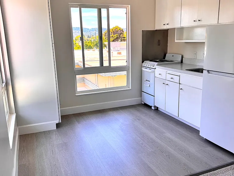 904 Peninsula Ave #403 — Photo 8