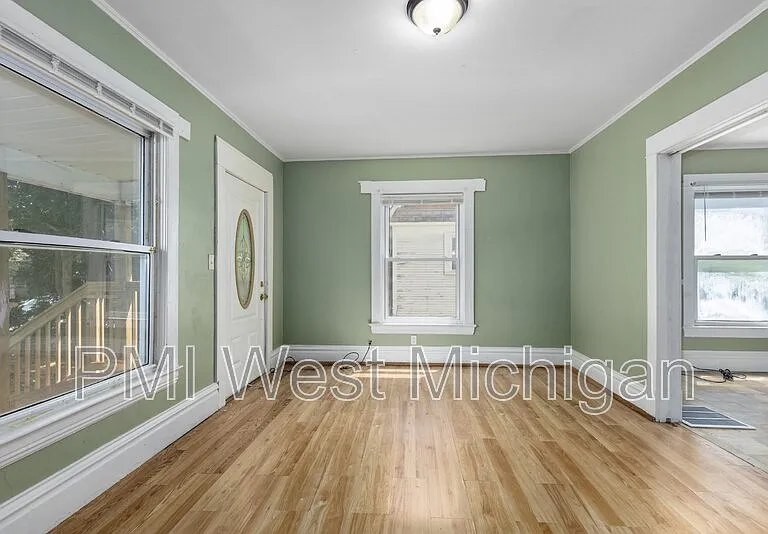 1051 Pine Ave NW — Photo 8