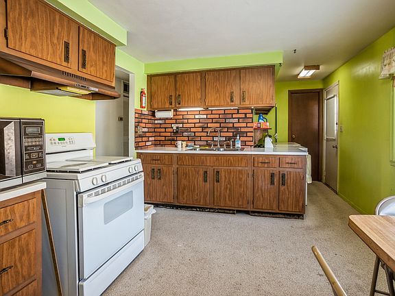 3rd image of 208 W Hartford Dr
