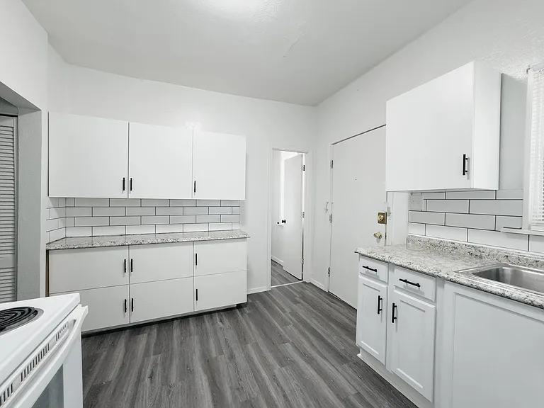 2223 Junction St #1 — Photo 2