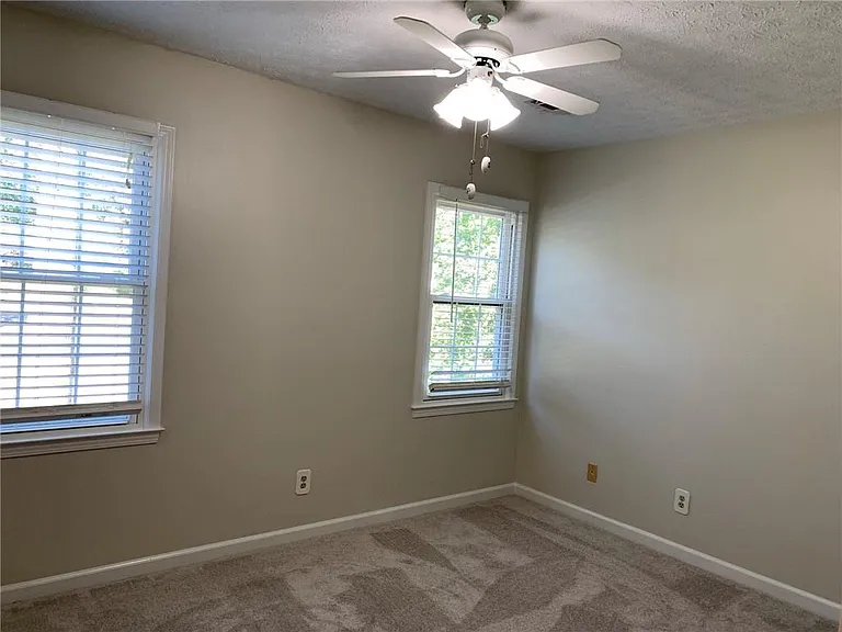4536 Woodlawn Lake Dr — Photo 38