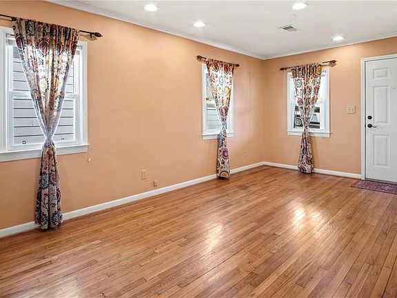 5th image of 301 E 79th St