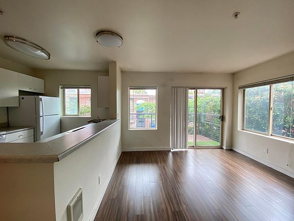 4th image of 212 Harvard Ave E APT 404