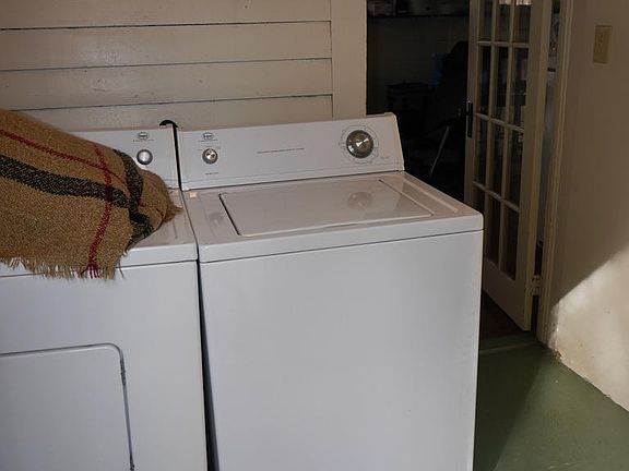 Laundry/utility room conveniently located