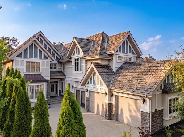 322 Caldwell Close NW, Edmonton, AB T6M 2W9