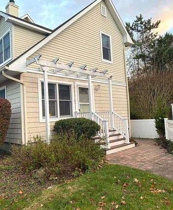 2nd image of 2 Hickory Ln