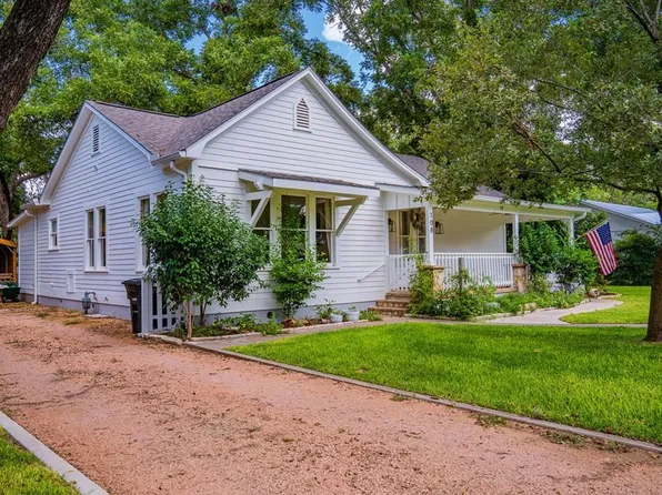 108 W Morse St, Fredericksburg, TX 78624