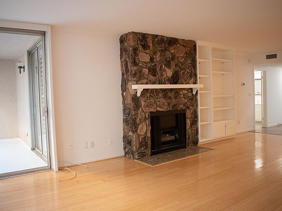 4th image of 725 S Barrington Ave APT 106