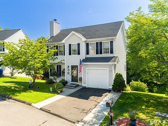 2nd image of 12 Brook Circle #12
