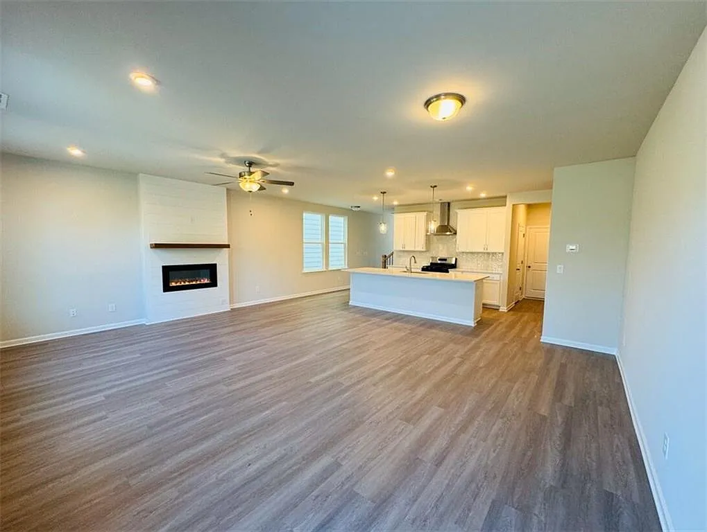 3 bed, 2.5 bath, 2038 sqft, $2,790 — Photo 2