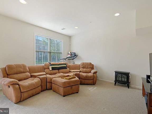 4th image of 22533 Broadway Ave