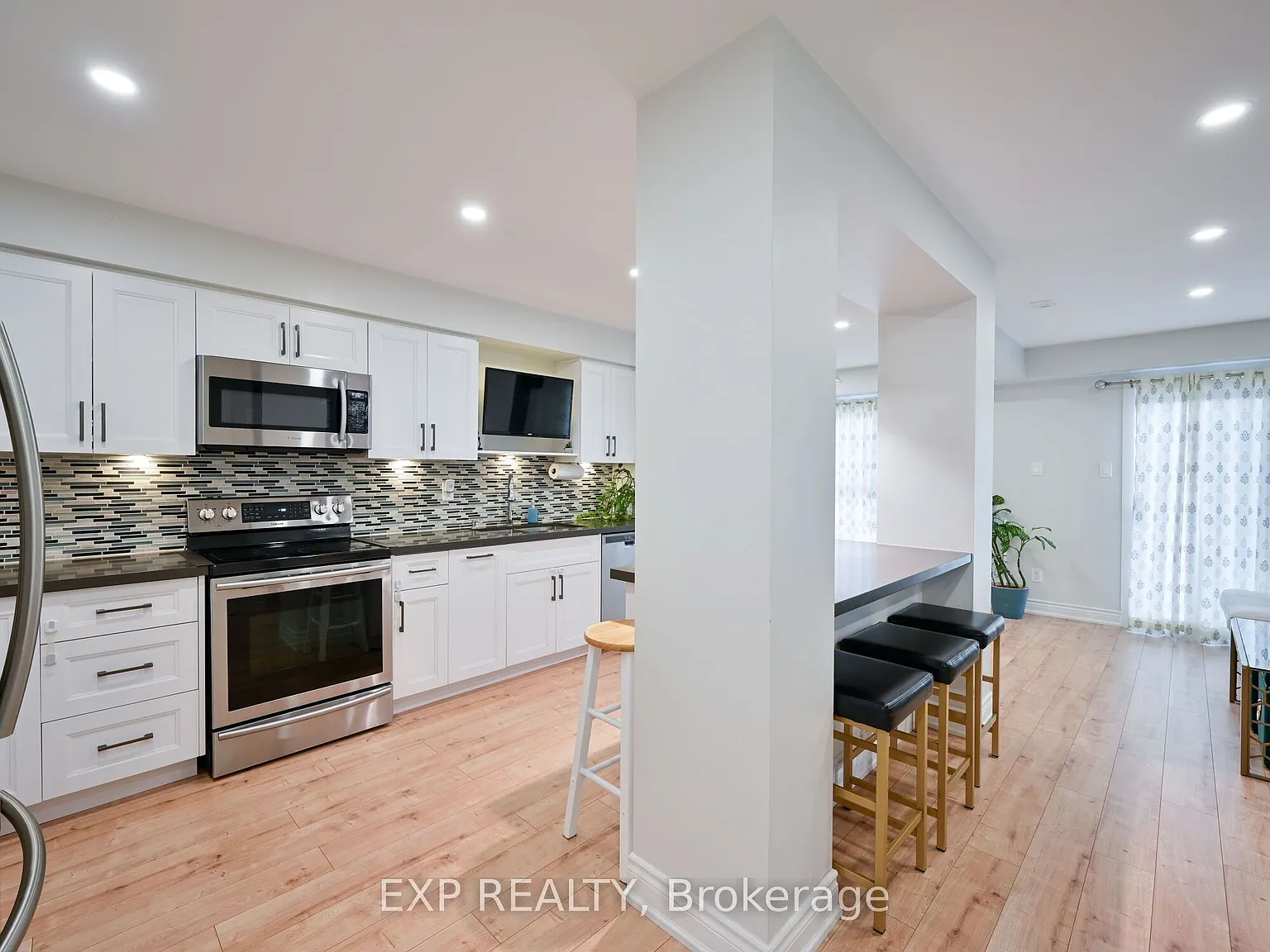 4 bed, $3,700 — Photo 1