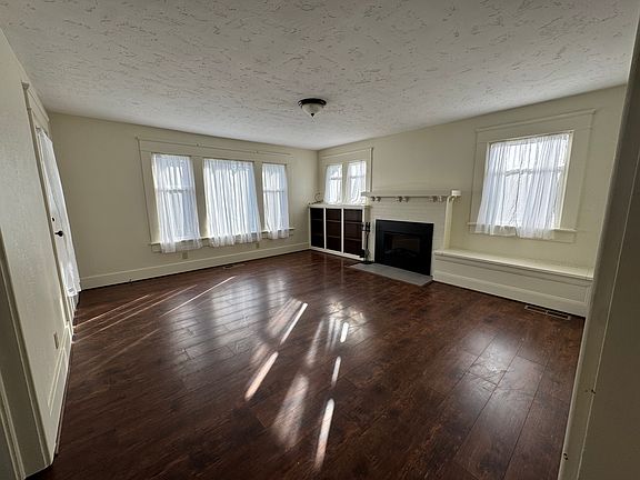 Livingroom & Electric Fireplace