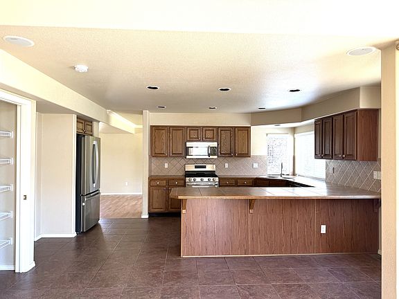 4th image of 15859 Bridle Ridge Dr