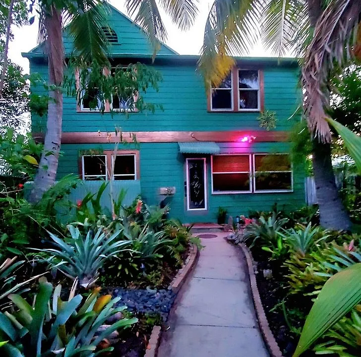 215 N Palmway