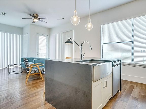 3rd image of 1508 Blodgett St #609