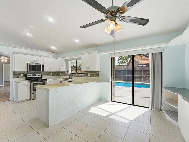 9284 Laurel Green Dr — Photo 32