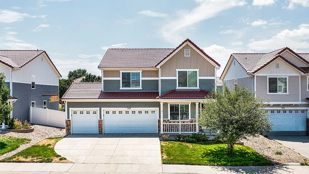 3 bed, 2.5 bath, 2524 sqft, $2,323 — Photo 1