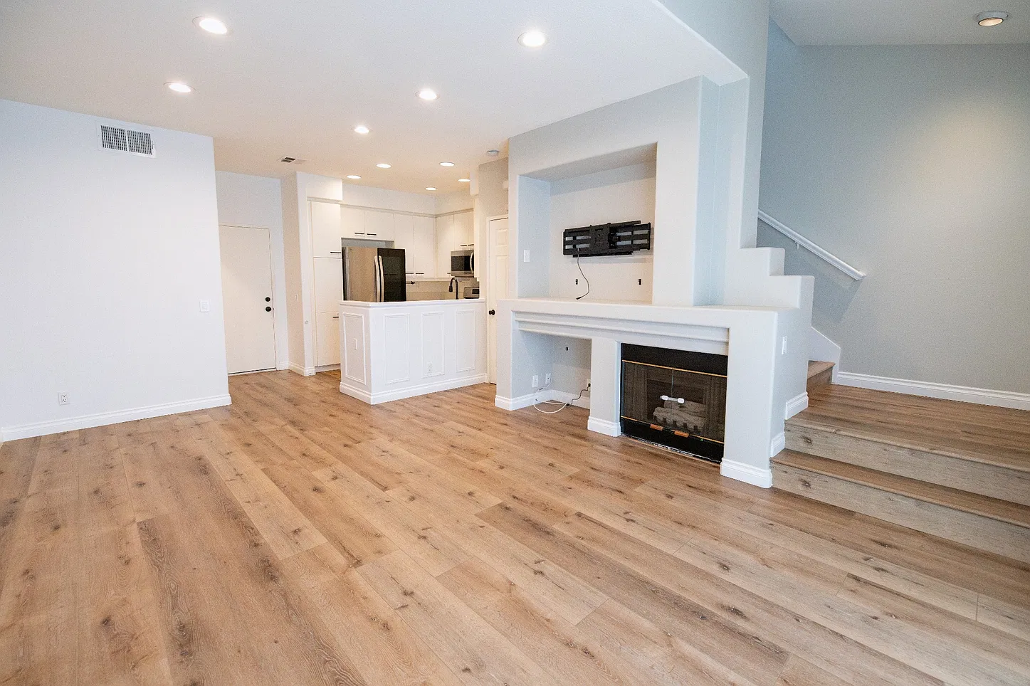 2 bed, 1100 sqft, $3,350 — Photo 4
