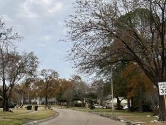 Exterior Neighborhood (street photo)