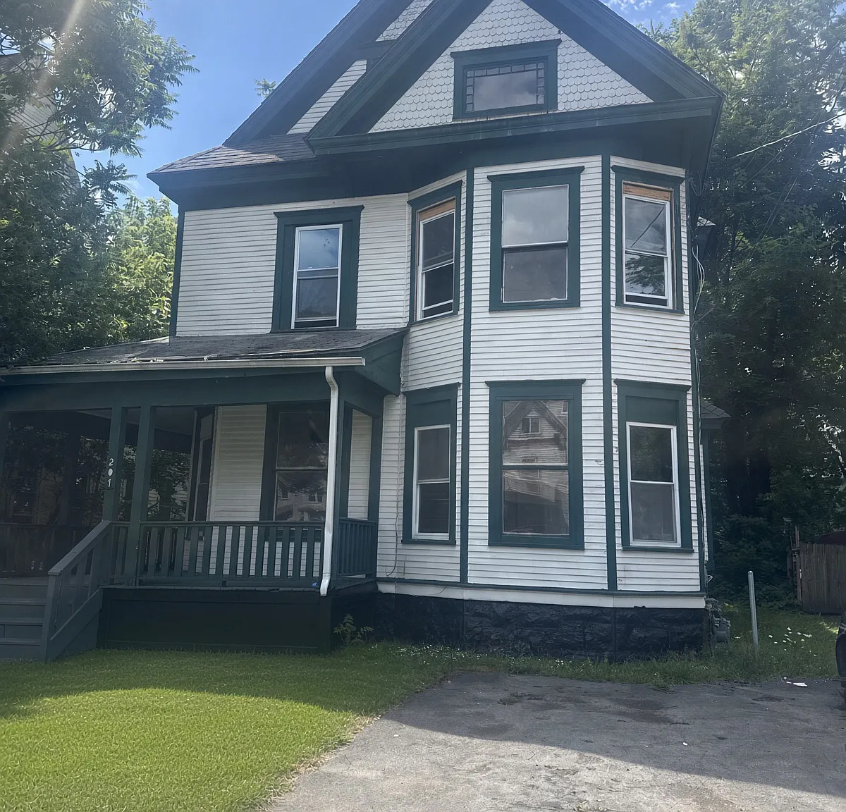 207 McLennan Avenue - 2 — Photo 1