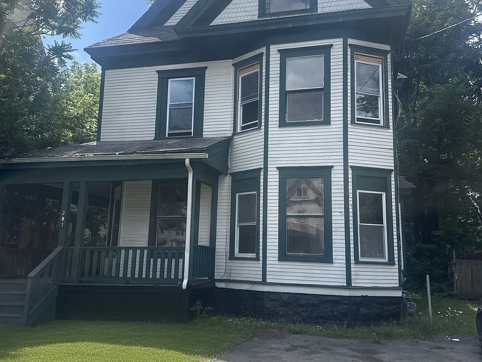 207 McLennan Ave #2