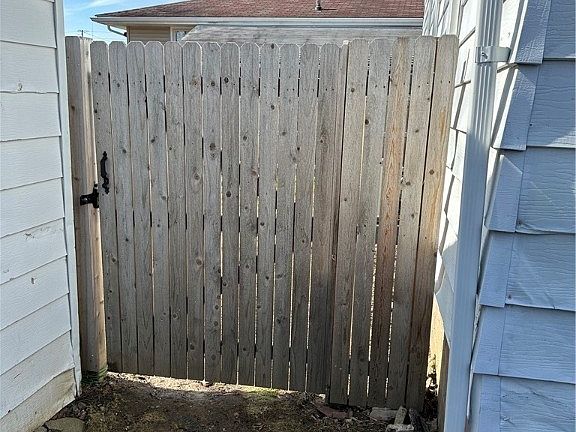 4th image of 834 Silvercrest Ave