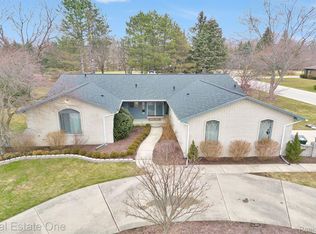 449 Silvervale Dr, Rochester Hills, MI 48309