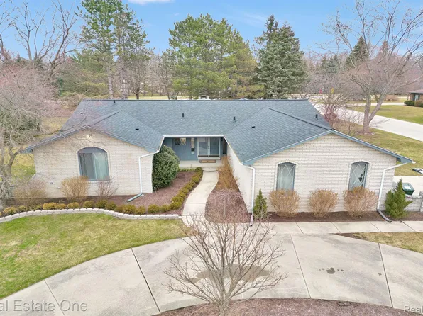 449 Silvervale Dr, Rochester Hills, MI 48309