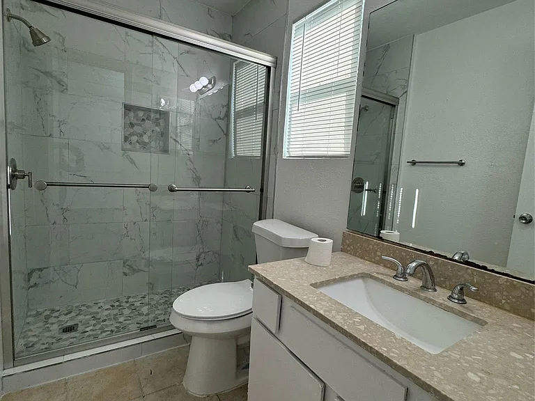 2000 Easton Dr — Photo 5