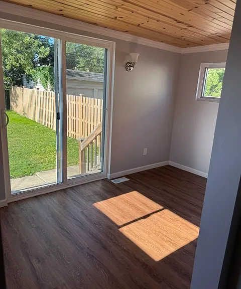 4429 Maplecrest Ave — Photo 10