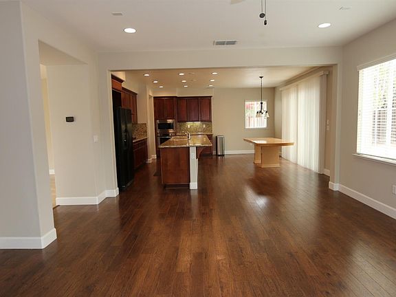 4th image of 2472 Foxcroft Cir