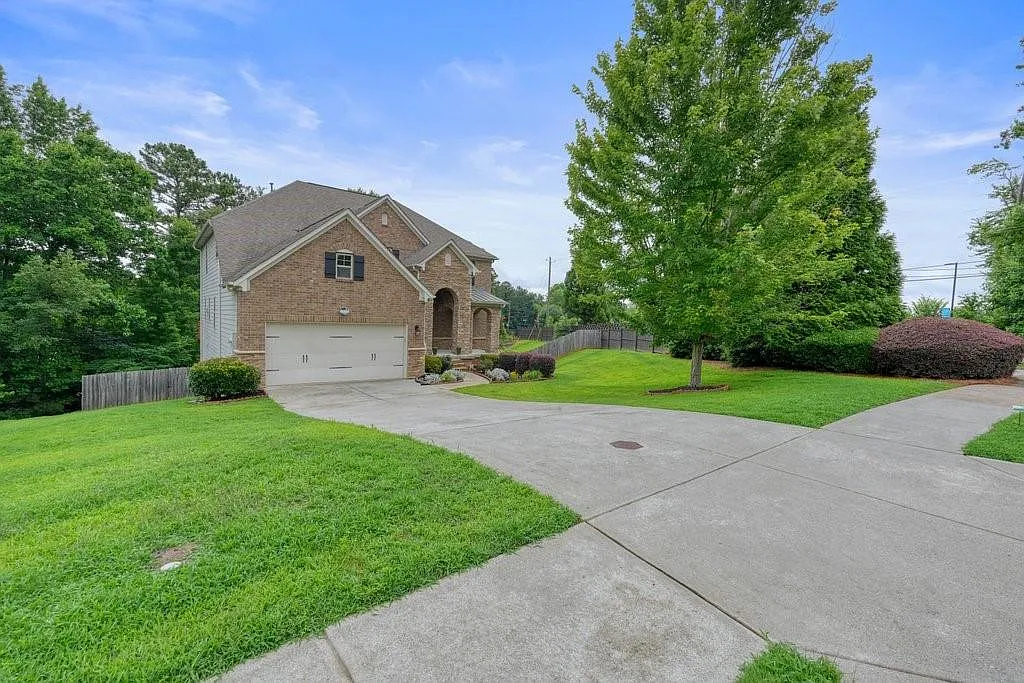 5 bed, 4.0 bath, 3243 sqft, $4,890 — Photo 3