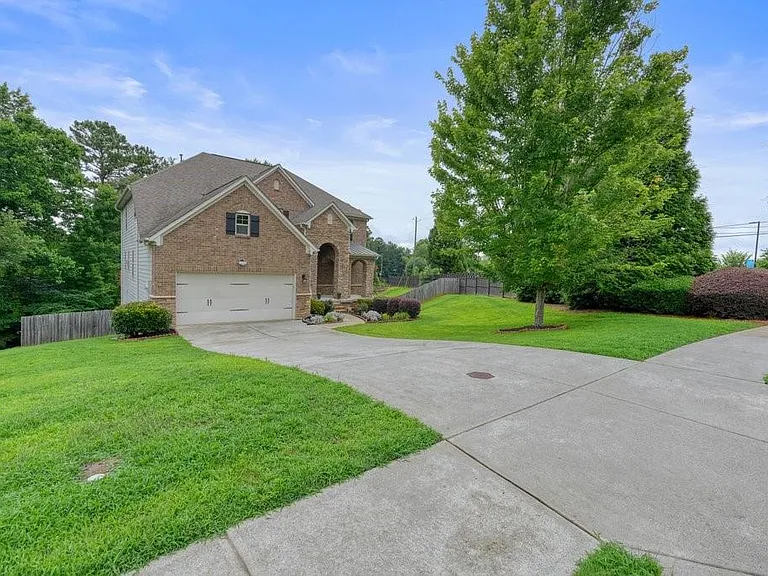 1010 Chelsey Way — Photo 3