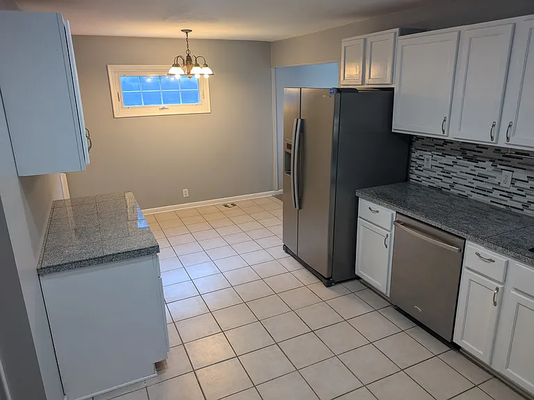 404 Robinson Ave — Photo 5